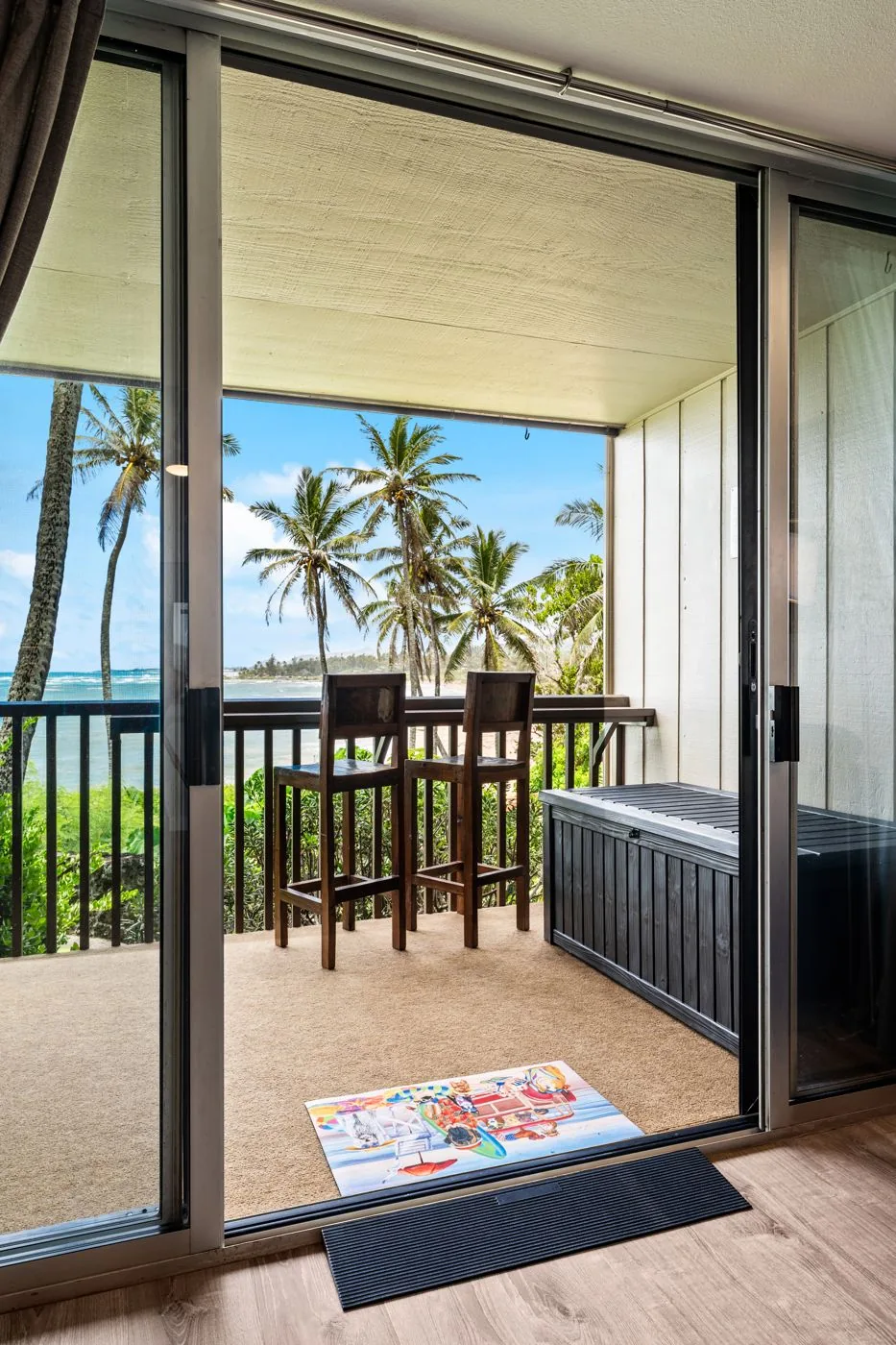 Zero-threshold lanai sliding door